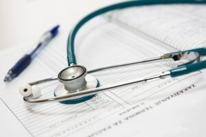 Medico ha obbligo di consulta con colleghi per diagnosi